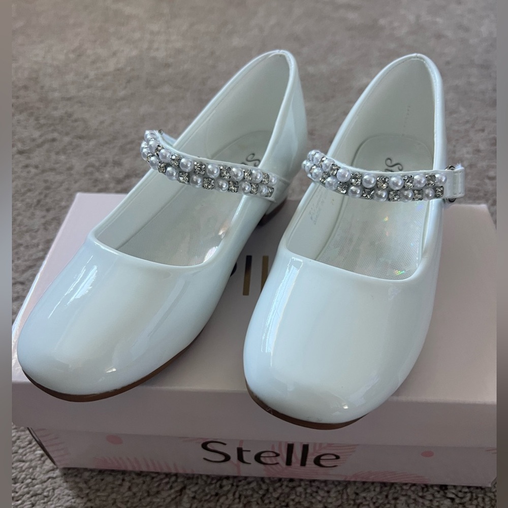 Stelle White Girls Shoes with Pearl Strap